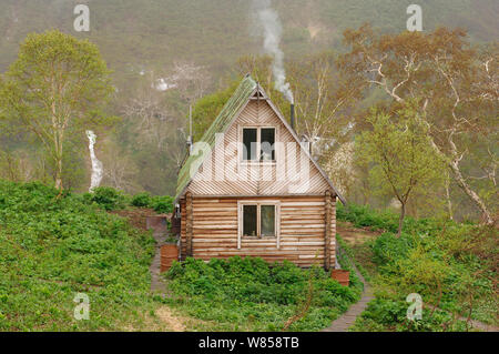 Ranger Station im Tal der Geysire im Sommer. Kronotsky Zapovednik Nature Reserve, Kamtschatka, Russischen Fernen Osten, Juni 2006. Sequenz 1 von 3. Stockfoto