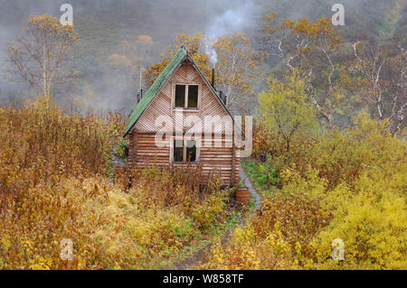 Ranger Station im Tal der Geysire im frühen Herbst. Kronotsky Zapovednik Nature Reserve, Kamtschatka, Russischen Fernen Osten, Oktober. Sequenz 2 von 3. Stockfoto