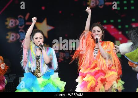 Gillian Chung, Links, und Charlene Choi Hong Kong Pop Duo Zwillinge führen bei ihrem Konzert in Shanghai, China, 24. September 2016. Stockfoto