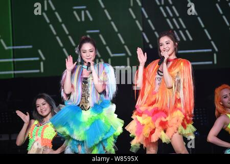 Gillian Chung, Links, und Charlene Choi Hong Kong Pop Duo Zwillinge führen bei ihrem Konzert in Shanghai, China, 24. September 2016. Stockfoto