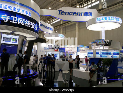 ---- Leute besuchen Sie den Stand von Tencent während der Expo in Wuhan City, Central China Provinz Hubei, 19. September 2016. Chinesischer Milliardär Pony Stockfoto