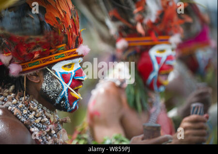 Roika Waria Singen - Gruppe singen aus Hagen am Hagen Show, Western Highlands Papua-neuguinea, August 2011 Stockfoto