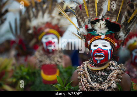 Singen - Gruppe aus Hagen im westlichen Hochland singen bei Hagen zeigen, Papua-Neuguinea, August 2011 Stockfoto