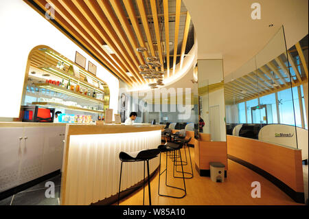 Blick auf die Theke in der 'Take A Nap', ein Bereich für die müden Reisenden an der Hangzhou Xiaoshan International Airport in Hangzhou City, East Stockfoto