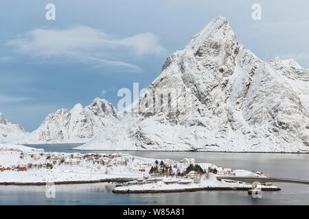 Blick auf reine Dorf entlang der Küste, Kirkefjorden, Moskenes, Lofoten, Nordland, Norwegen. Stockfoto