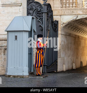 Vatikan, Rom - 29. APRIL 2019: Traditionelle Päpstliche Schweizergarde mit hellebarde vor einer Sentry-box, außerhalb der St. Peter's Basilica Stockfoto