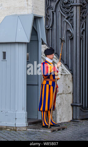 Vatikan, Rom - 29. APRIL 2019: Traditionelle Päpstliche Schweizergarde mit hellebarde vor einer Sentry-box, außerhalb der St. Peter's Basilica Stockfoto