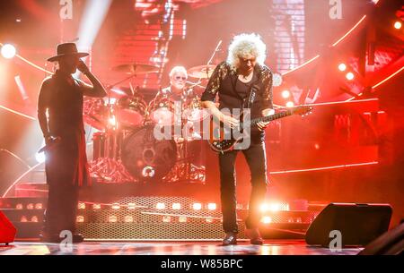 Amerikanische Sänger Adam Lambert, Links, und englischen Band Queen bei ihrem Konzert in Shanghai, China, 26. September 2016. Stockfoto