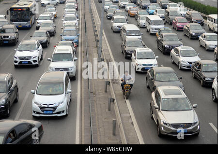 Fahrzeuge bewegen sich langsam in einem Stau auf der Straße vor dem Mondfest in Peking, China, 14. September 2016. Stockfoto