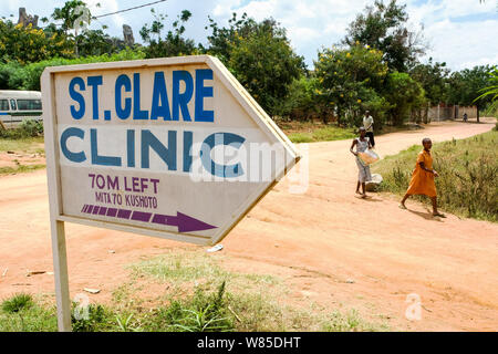 Schild weist auf die katholische St. Clare Klinik der deutsche Missionar Arzt Thomas Brei, in Mwanza, Tansania, Afrika Stockfoto