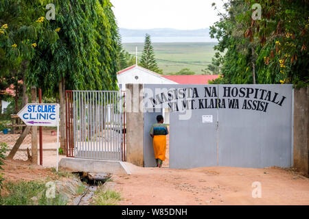 Schild weist auf die katholische St. Clare Klinik der deutsche Missionar Arzt Thomas Brei, in Mwanza, Tansania, Afrika Stockfoto