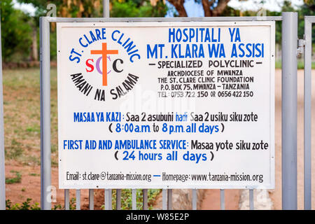 Schild weist auf die katholische St. Clare Klinik der deutsche Missionar Arzt Thomas Brei, in Mwanza, Tansania, Afrika Stockfoto