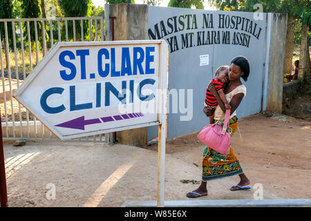 Schild weist auf die katholische St. Clare Klinik der deutsche Missionar Arzt Thomas Brei, in Mwanza, Tansania, Afrika Stockfoto