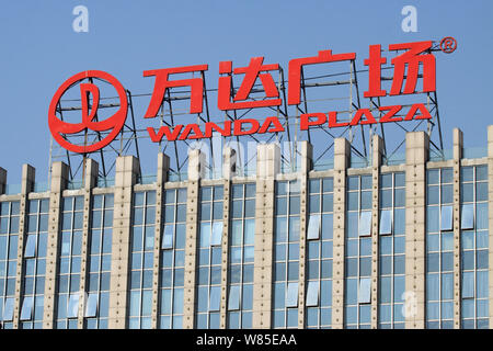 ---- Blick auf eine Tafel von Wanda Plaza von Dalian Wanda Group in Xiangyang Stadt, der Provinz Hubei in Zentralchina, 11. September 2016. Chinesische congl Stockfoto