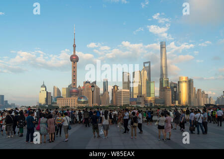 ---- Touristen besuchen die Promenade am Bund das Stadtbild der Lujiazui Finanzviertel zu Mit dem Oriental Pearl TV Tower, dem höchsten le View Stockfoto