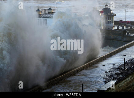 Wand aus Wasser Absturz in Cromer Meer während der Sturmflut., Norfolk, England, UK. Dezember 2013. Stockfoto