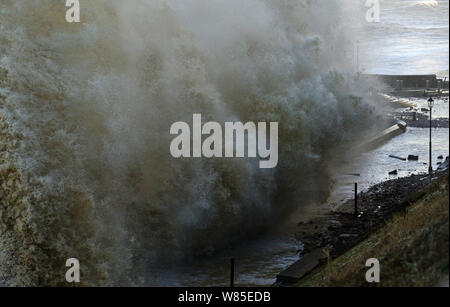 Wand aus Wasser Absturz in Cromer Meer während der Sturmflut., Norfolk, England, UK. Dezember 2013. Stockfoto