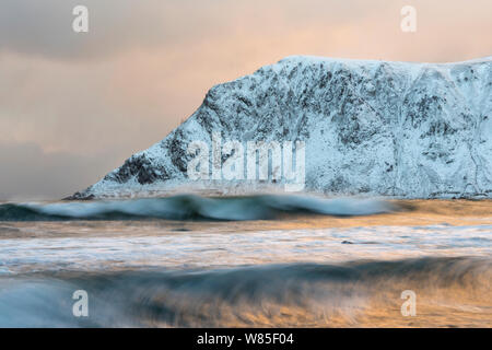 Vareidsundet skagsanden Strand und Bucht mit Hustinden Berg. Flakstad, Lofoten, Nordland, Norwegen. November 2013 Stockfoto
