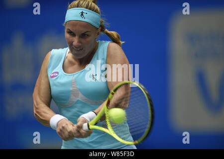 Svetlana Kuznetsova von Russland liefert einen Schuß zu Belinda Bencic der Schweiz während singles ihre Frauen der 2016 WTA Wuhan Open Tennis tournamen Stockfoto