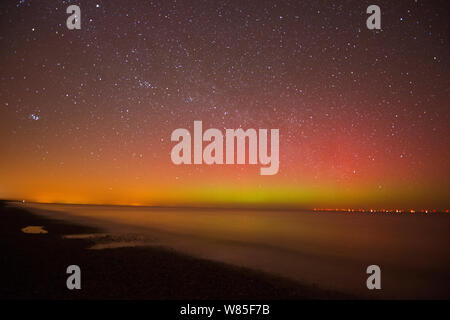 Nordlichter (Aurora Borealis) von East Bank, Cley, North Norfolk, Februar 2014 gesehen. Stockfoto