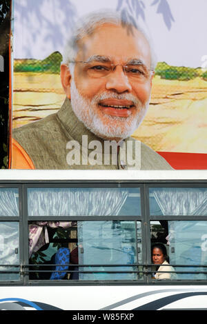 Indische Ministerpräsident Narendra Modi auf einem Plakat in der Stadt Heringen, Assam, Indien Stockfoto