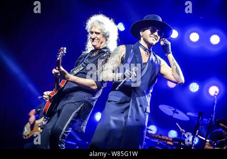 Amerikanische Sänger Adam Lambert, rechts, und englischen Band Queen bei ihrem Konzert in Shanghai, China, 26. September 2016. Stockfoto