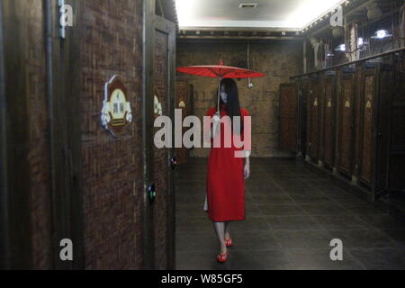 Eine weibliche Mitarbeiter in Zombie Kostüm wirft in einem Zombie-themed Wc in Hangzhou Paradies in Hangzhou, Provinz Zhejiang, China 28. Stockfoto