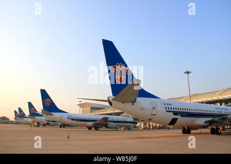 ------ Boeing 737-800 passenger Jets von China Southern Airlines sind auf Parkplätze Schürzen am Internationalen Flughafen Wuhan Tianhe gesäumt in Wuhan cit Stockfoto