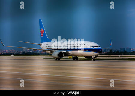 --FILE - eine Boeing 737-800 Passenger Jet von China Southern Airlines Taxen am Internationalen Flughafen Wuhan Tianhe in Wuhan City, Central China Hubei Stockfoto