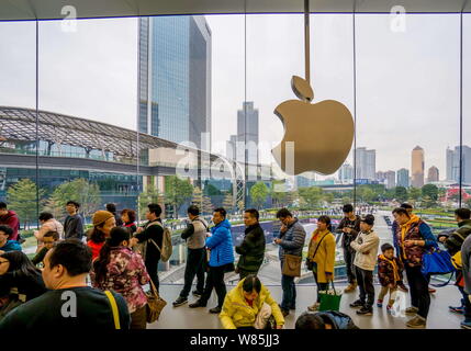 ------ Chinesische Kunden warten, neue Produkte auszuprobieren, an einem neu - Apple Store in Guangzhou City geöffnet wird, wird die südchinesische Provinz Guangdong, 29 Januar 2 Stockfoto