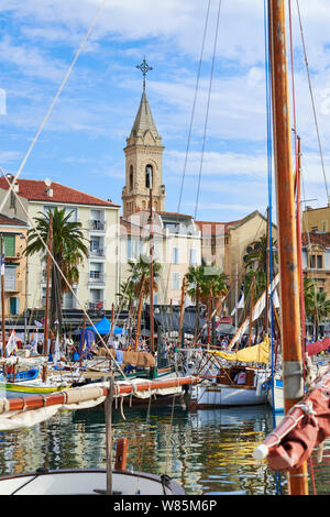 Sanary-sur-Mer (south-eastern France): the harbour. In the background, buildings bordering the quay “Quai Charles de Gaulle” in the town centre. In th Stockfoto