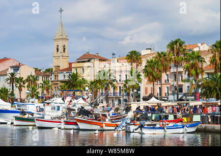 Sanary-sur-Mer (south-eastern France): the harbour. In the background, buildings bordering the quay “Quai Charles de Gaulle” in the town centre. On th Stockfoto