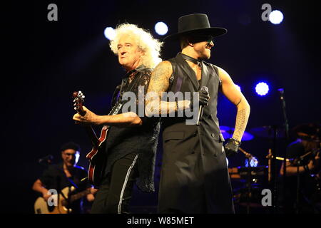 Amerikanische Sänger Adam Lambert, rechts, und englischen Band Queen bei ihrem Konzert in Shanghai, China, 26. September 2016. Stockfoto