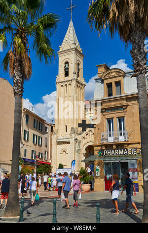 Sanary-sur-Mer (south-eastern France): “place Michel Pacha” square in the town centre. In the middle, the Church of Saint-Nazaire Stockfoto