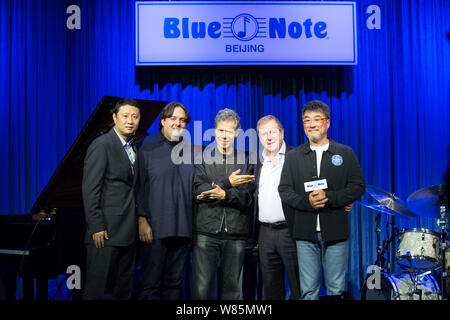 American Jazz Pianist Chick Corea, Mitte, und Amerikanische Musik Produzent Jonathan Lee, rechts erste, stellen während einer Auftaktveranstaltung für eine Niederlassung von Blue Keine Stockfoto