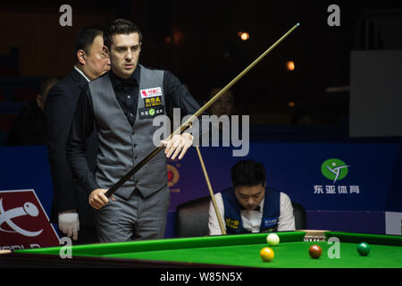 Mark Selby von England bereitet einen Schuß gegen Ding Junhui Chinas während ihrer Finale der World Snooker Shanghai Masters 2016 in Shan spielen Stockfoto