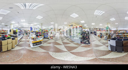 360 Grad Panorama Ansicht von MINSK, Weißrussland - Mai 2018: Vollsphärische nahtloses Panorama 360 Grad im Inneren der Shop mit Regalen Stoffen in Elite Textilien Kaufhaus in