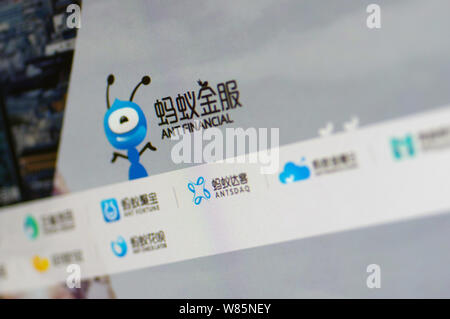 ---- Blick auf ein Logo von Ant Financial Services und andere Logos von Finanzdienstleistungen der Chinesischen e-commerce Riese Alibaba Group in Jinan City, East C Stockfoto