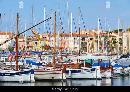 Sanary-sur-Mer (south-eastern France): “pointus”, fishing boats typical from the Provence area, here alongside the quay in the harbour Stockfoto