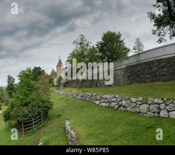 Rapperswil SG/Schweiz - 3. August 2019: Das Schloss in Rapperswil und die grüne Sommer Gärten Stockfoto