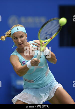 Svetlana Kuznetsova von Russland liefert einen Schuß zu Belinda Bencic der Schweiz während singles ihre Frauen der 2016 WTA Wuhan Open Tennis tournamen Stockfoto