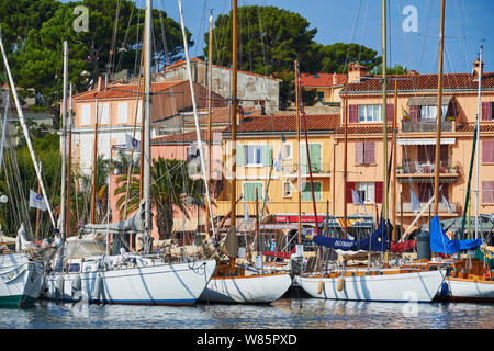Sanary-sur-Mer (south-eastern France): sailboats in the harbour, along the quay “quai Marie Esmenard”, in the town centre Stockfoto
