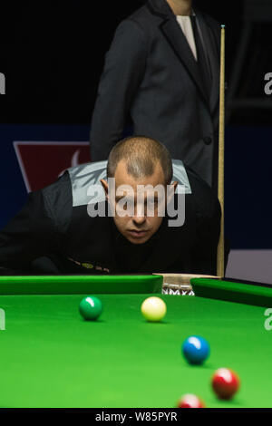 Barry Hawkins von England hält einen Schuß gegen Stephen Maguire von Schottland während ihres Umlaufes von 16 der 2016 World Snooker Shanghai Master Stockfoto