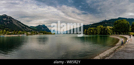 Weesen, SG/Schweiz - 3. August 2019: Panorama Walensee und Weesen Hafen im Sommer mit Touristen und einen Blick Stockfoto