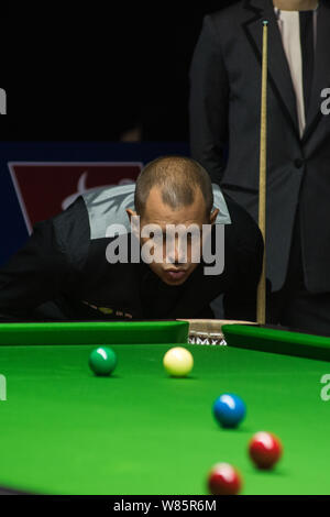 Barry Hawkins von England hält einen Schuß gegen Stephen Maguire von Schottland während ihres Umlaufes von 16 der 2016 World Snooker Shanghai Master Stockfoto