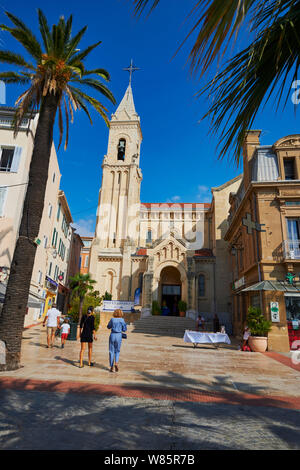 Sanary-sur-Mer (south-eastern France): “place Michel Pacha” square in the town centre. In the middle, the Church of Saint-Nazaire Stockfoto