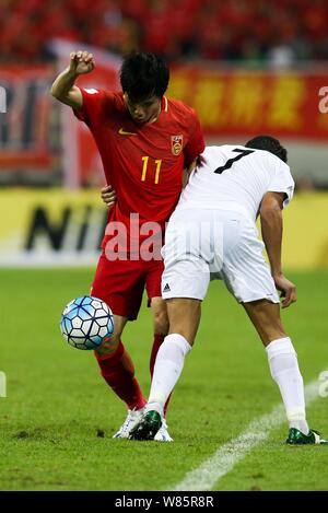 Hao Junmin von China, Links, Herausforderungen, die ein Spieler von Iran während einer Gruppe ein Fußballspiel der FIFA WM 2018 asiatischen Qualifier Final in Shenyang cit Stockfoto