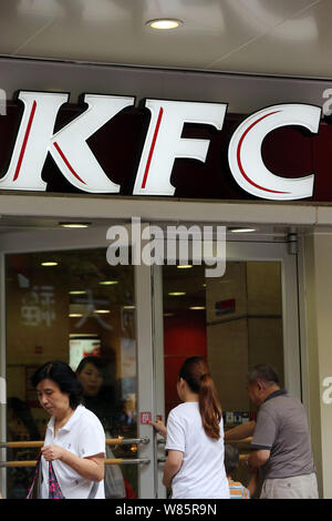 ------ Kunden ein Fastfood-restaurant von KFC in Shanghai, China, 5. September 2016. Yum China Holdings Inc., die von KFC gesponnen wird. Stockfoto