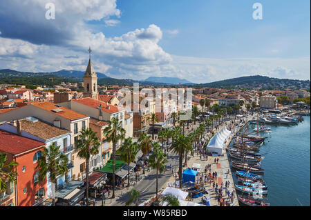 Sanary-sur-Mer (south-eastern France): quay “Quai Charles de Gaulle” along the harbour, in the town centre Stockfoto