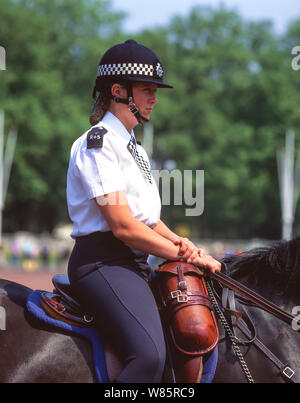 Montierte weibliche Polizistin, Horse Guards Parade, Whitehall, City of Westminster, Greater London, England, Großbritannien Stockfoto